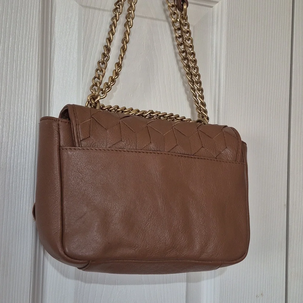 FREE Great American Leatherworks Brown Quilted Chain Strap Shoulder Bag - Picture 6 of 14